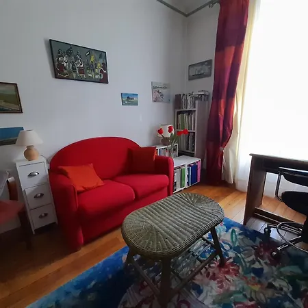 La Maison Rouge Apartment *